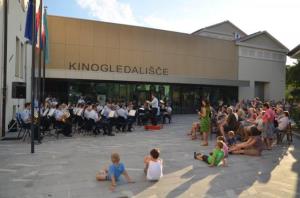 Orkester nemških oboroženih sil na Mestnem trgu 3